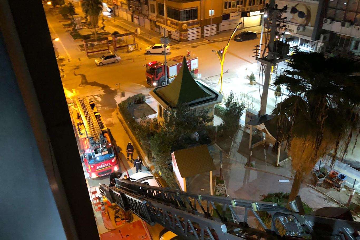 Yanan otelin 5'inci katından atlayan kişi yaralandı Yanan otelin 5'inci katından atlayan kişi yaralandı